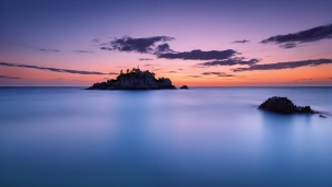夕暮れ時の穏やかな海と島 / 綺麗のフリー素材・写真・画像