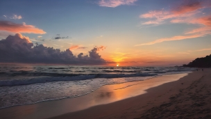 夕暮れの海 / 人影 / 押し寄せる波 / 濡れた砂浜のフリー素材・写真・画像