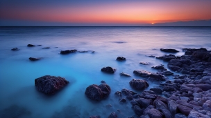 ゴツゴツした岩が沢山ある海の浅瀬 / 綺麗 / 凪のフリー素材・写真・画像