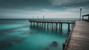 直角に曲がる桟橋 / 透き通る海のフリー素材・写真・画像