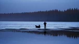 冬の凍てつく海 / 釣りをする人のフリー素材・写真・画像