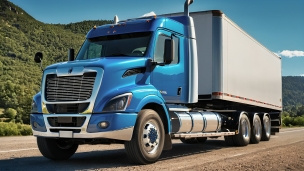 大きな青いメタリックのトラック / 配送のフリー素材・写真・画像