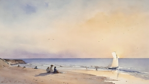 ヨットが浮かぶ海と砂浜に座り海を眺める人々のフリー素材・写真・画像