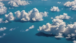 上から見た白い雲と水色の空のフリー素材・写真・画像