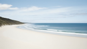 冬の穏やかな海 / 綺麗な白い砂浜のフリー素材・写真・画像