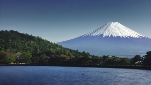 晴れた日の富士山と湖 / 絶景のフリー素材・写真・画像